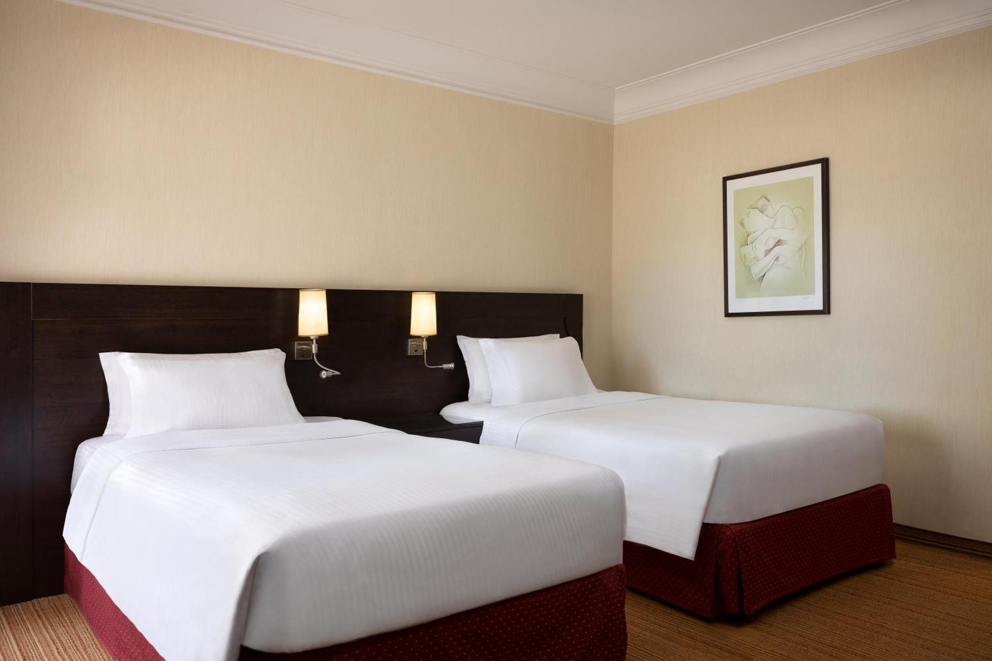 Courtyard By Marriott Park Hotel Roma