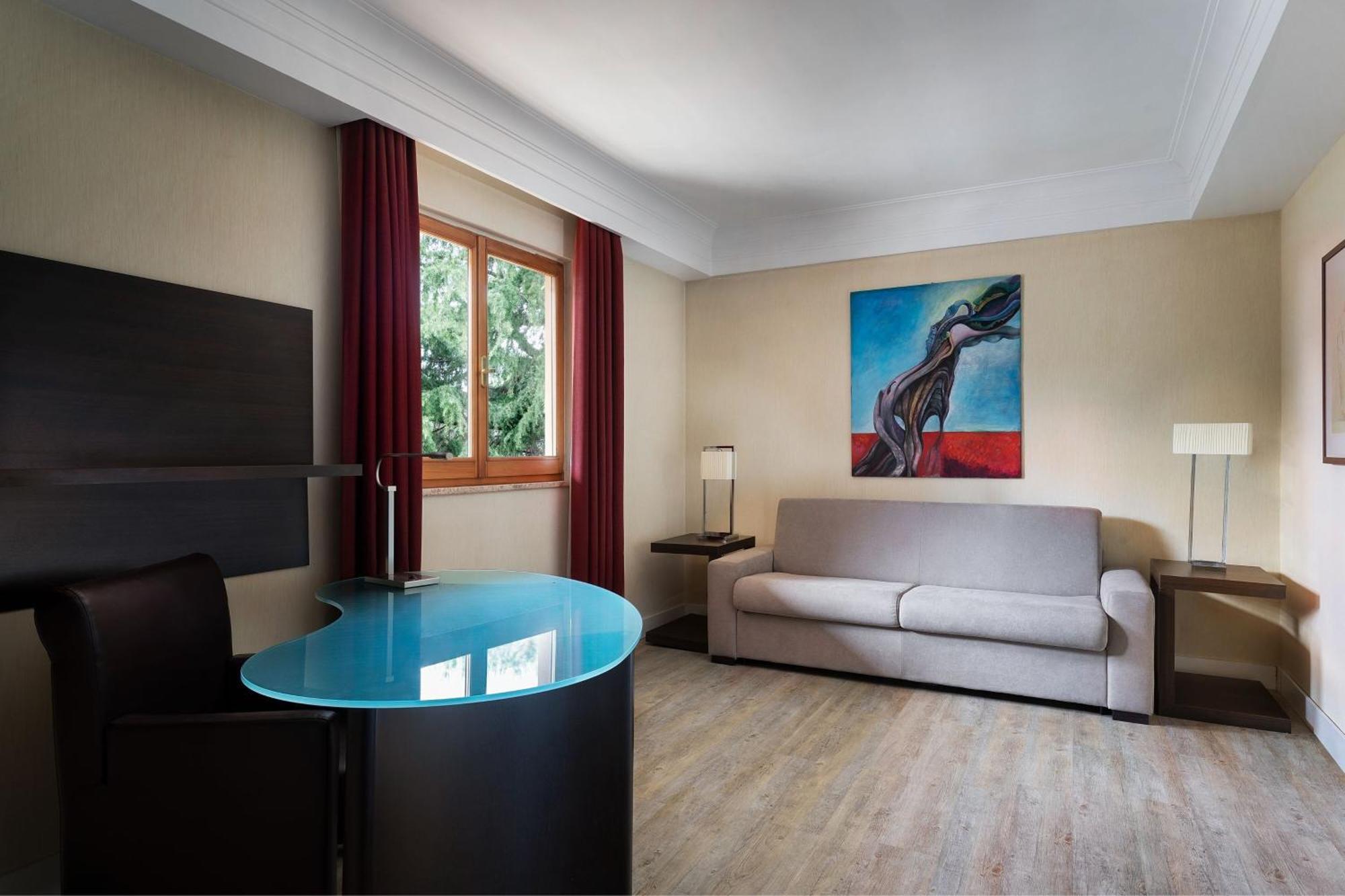 Courtyard By Marriott Park Rome